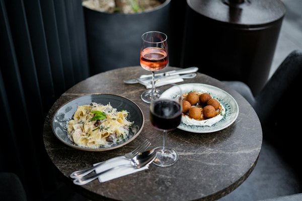 Comment préparer un brownie au chocolat noir avec des noix de pécan pour un dessert gourmand?