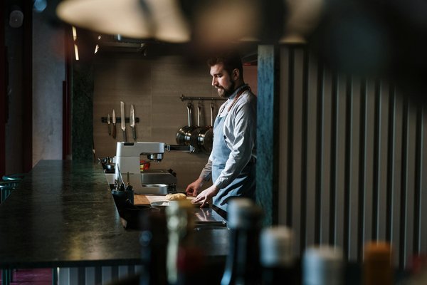 Comment préparer des crêpes aux épinards avec une sauce béchamel légère?